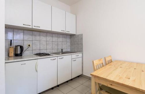 3 Bedroom Cozy Apartment In Prizna - Photo 6
