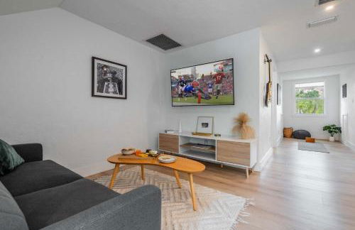 Symphony at The Key - 7BR Mansion , 1mi to UF & DT - Photo 17