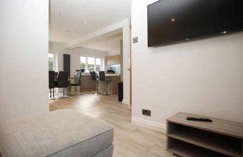 Is Y Coed Place By N And N Stays Ltd, Spacious 5 bed house in Wenvoe Cardiff, With Free Private Parking, Garden and WIFI - Photo 31