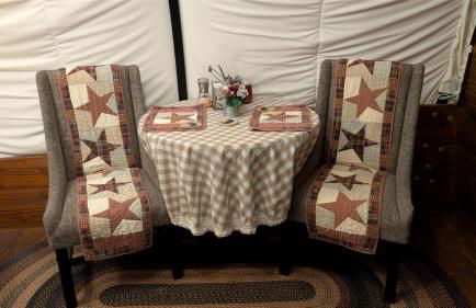 Highland Cow Glamping in a Cozy King Bed Wagon - Foto 6