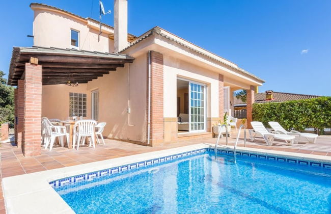 Del Pi in Blanes With 4 Bedrooms and 3 Bathrooms - Photo 2