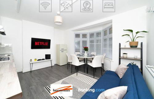Three Bedroom Apartment At Buonomo Stays Short Lets & Serviced Accommodation With Netflix & Games - Foto 1