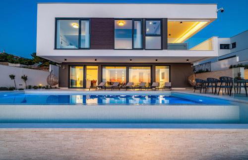 Luxury Villa Novita with Pool - Photo 39