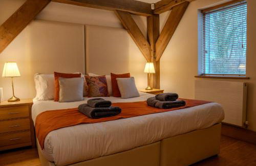 Lakeside Cotswolds Retreat with Private Hot Tub set on Lower Mill Estate - Photo 45