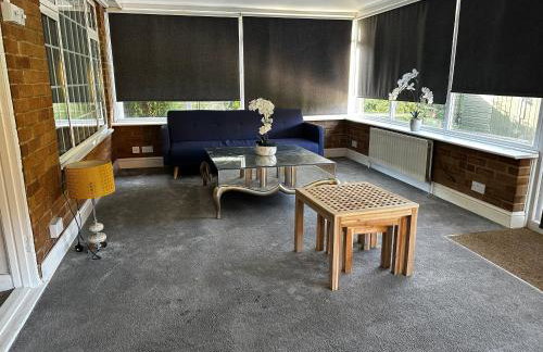 Kennedy Villa - 5 Bedroom House with Hot Tub, WiFi, Free parkings, Close to Bicester Village - Foto 36