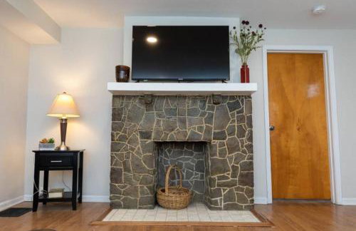 Updated & Comfy Bungalow with Parking Easy Access - Foto 28