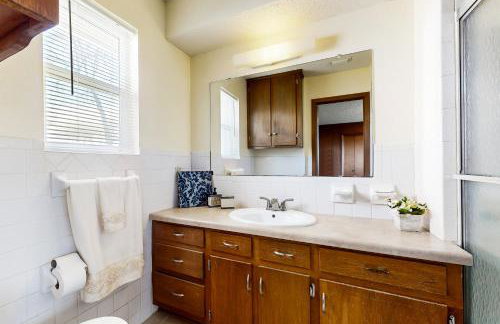 Laid-Back Lake House with Wraparound Deck - Foto 13