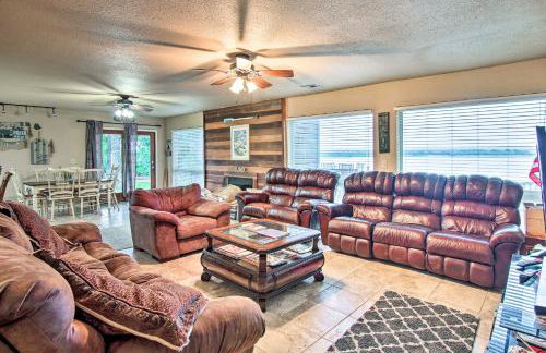 Lakefront Home with Private Beach Access! - Foto 4