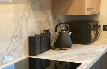 Lovely 3 bed with jacuzzi, close to airport, driveway, wifi - Foto 34