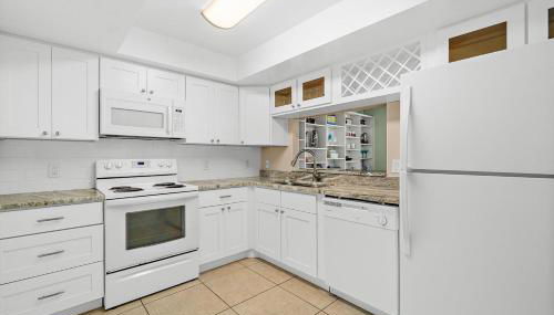 Coastal 2BR Oceanfront Escape, Steps from Sand & Pool - Foto 2, stove, dishwasher