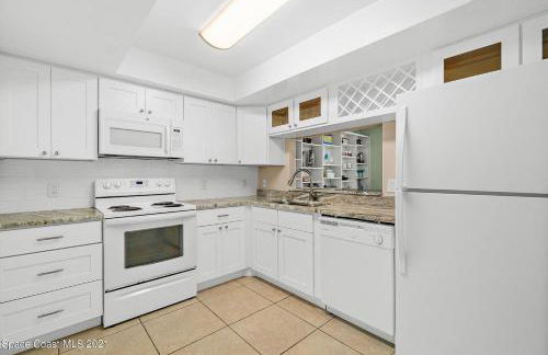 Coastal 2BR Oceanfront Escape, Steps from Sand & Pool - Foto 2