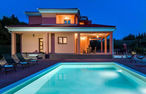 Villa Grandeza - Photo 1