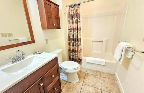 Mt Snow Condo with Pool Mountain Views Half Mile to Mtn - Photo 8