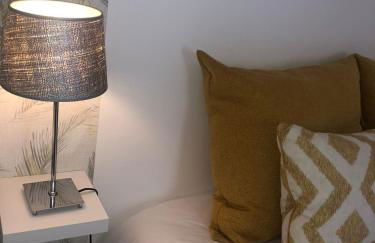 City Break-Quiet House with Private Patio - Foto 13