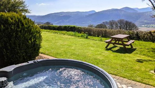 Laurel - pet-friendly cottage with indoor pool, hot tub & panoramic Snowdonia views - Foto 3, Garden view