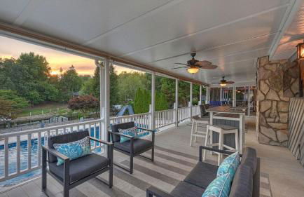 Lakefront Home w Pool, Dock, Fire Pit & Game Room Sip, Sip Away by Avantstay - Foto 32