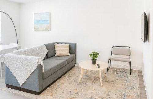 Modern 2BR Stay with Desk, Patio, BBQ, Free Parking - Foto 2