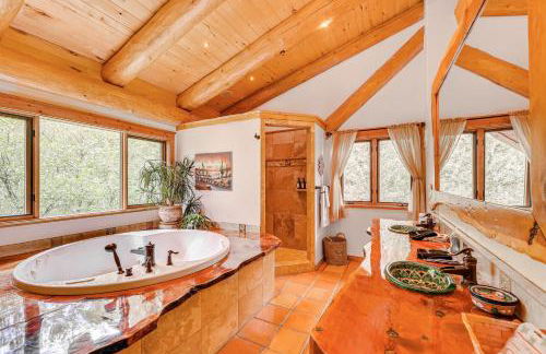 Scenic Payson Cabin! Fireplace and Wraparound Patio - Foto 16