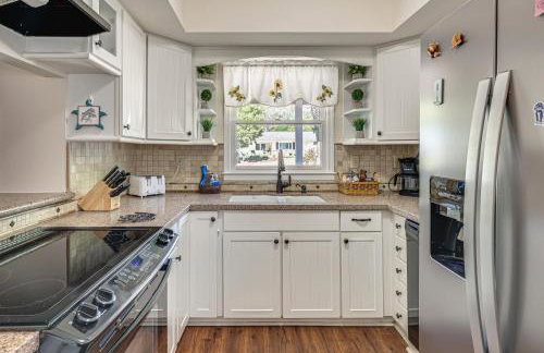 Oak Island Home w/ Fenced Yard, Walk to Long Beach - Foto 8