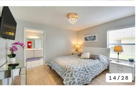 Spacious 3 bedroom pool home with lake view - Foto 26