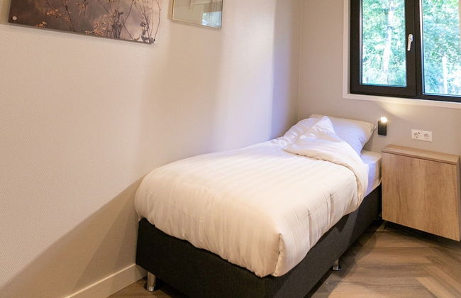 Luxury Lodge With Private Swimming Pool - Photo 4