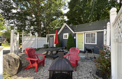 Cottage 1-2 -2 Bedroom 1 Bath End Unit with Kitchenette Private Courtyard Pet Friendly fee applies - Photo 11