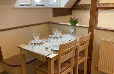 Stunning 2 Bedroom Flat in a Central Location - Photo 3