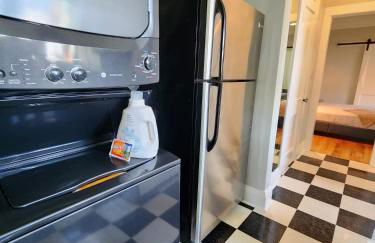 Cozy Vintage Bungalow @Mills50 District - Photo 16