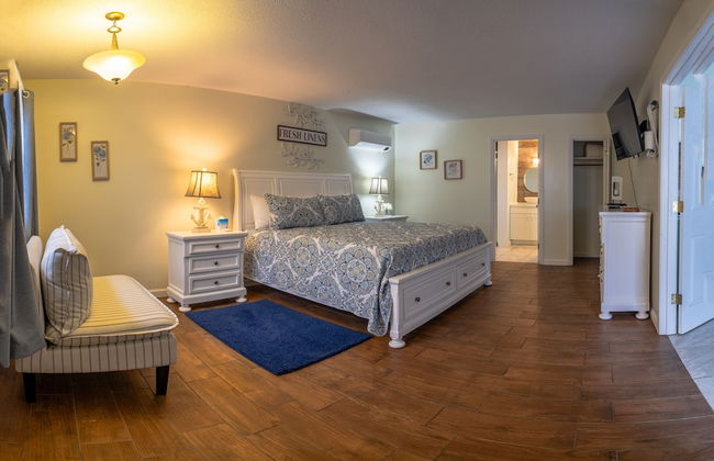 Elegant Suite with Jacuzzi - Photo 1