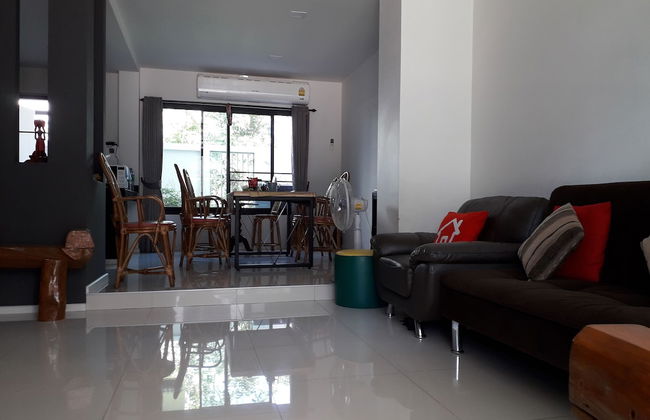 New Loft Modern Home - Photo 2