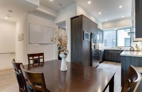 Luxury Modern 4 Bedroom 3 Bathroom Home with Rooftop Deck #2 - Photo 44