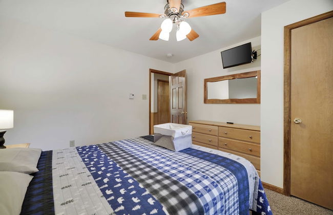 Woodland Oasis by Avantstay Hot Tub, Firepit, Walk to Lake - Photo 27