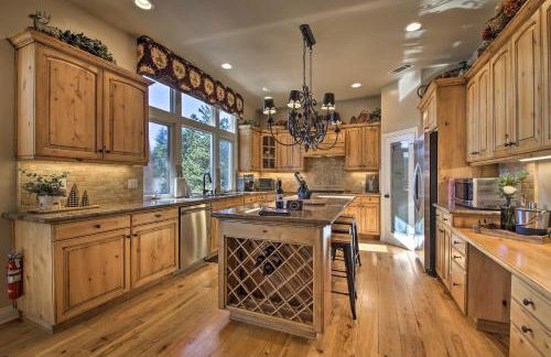 Sugar Bear Lodge with Game Room - 5 Mi to Village! - Foto 2