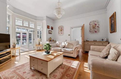 Luxury Detached House in Large Private Grounds, with Outdoor Jacuzzi and Sauna - Foto 6