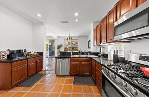 Spacious Private Home with Saltwater Pool & Hot Tub - Foto 21