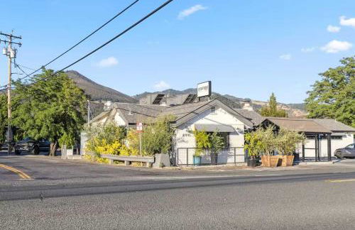 Modern Organic Home with Backyard Creek near State Park - Foto 34