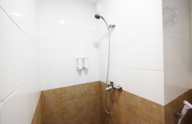 Clean And Tidy Green Pramuka Apartement - Foto 22