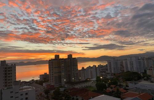 Apartamento vista mar e sacada com churrasqueira - Foto 1