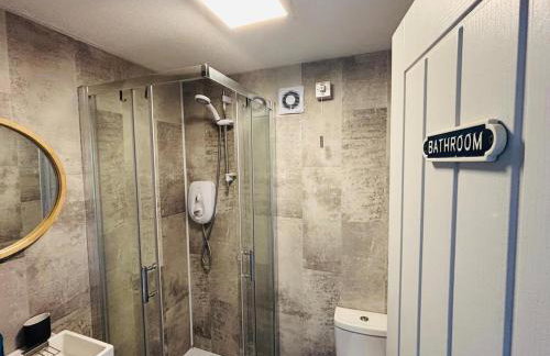 Kingsdowns Top Family Chalet, stunning and cosy interiors, indoor heated pool, mini golf, tennis court, BBQ and beach! - Foto 13