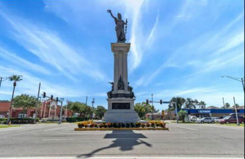 2nd Row Home Close to Beach - Foto 1