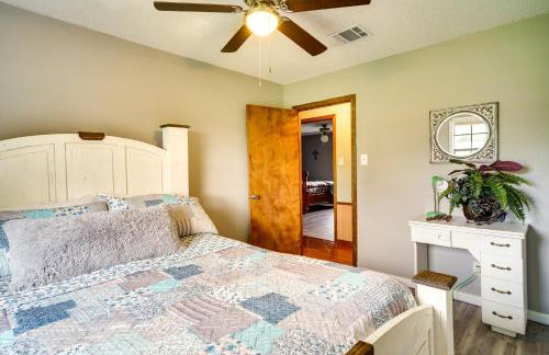 Patio & Grill! Charming 'Lake Charles Landing Pad' - Foto 18