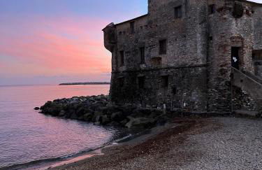 WELCOME RIVIERA - AL CASTELLO-VISTA MARE -ROMANTICO e CENTRALE a 20 METRI DAL MARE-toll parking at 15 euro per day to be booked in advance -subject to availability - Foto 8