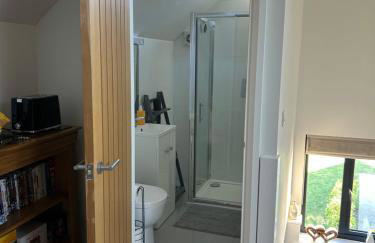 Charming King Bed Ensuite Studio in Peaceful West Challow - Photo 10