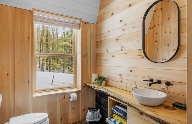 Ski Cabin w Hot Tub Gas Fireplace Near Cranmore - Photo 18