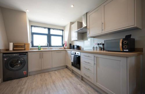 Modern 2 Bedroom Flat, Central Chatham, Self Check-in - Foto 9