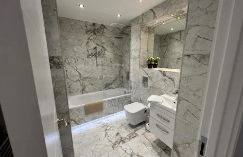 Queen Apartment - High Spec - En-Suites - 7 Guests - Foto 8