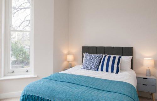 Beautiful 2 bed terrace flat close to Greenwich - Pass the Keys - Photo 3