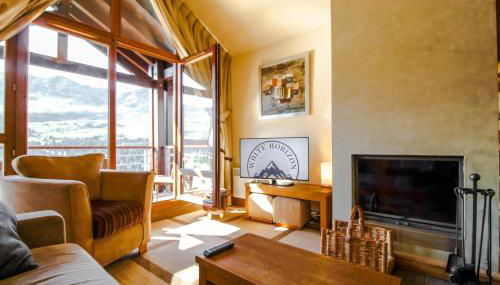 Exceptional 3 bed Penthouse with fireplace and stunning views - Photo 3