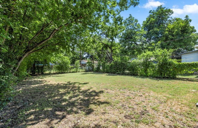 Charming 1BR Sanctuary w/ FREE Parking - Photo 18