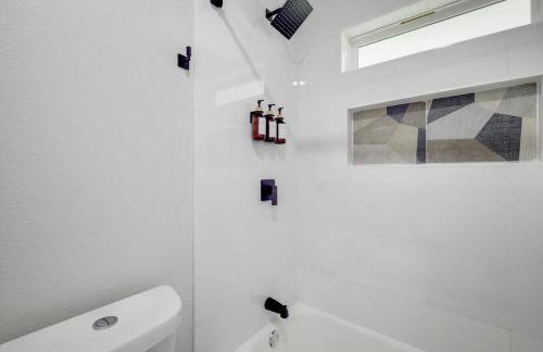 Relaxing Texas Retreat 4BR w Pool & Dream Kitchen - Foto 27